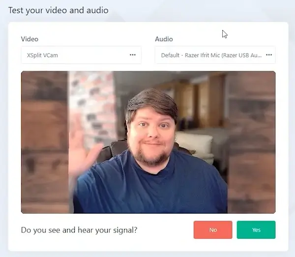 Zrzut ekranu z panelu testowego webinaru, na którym widać uśmiechniętego mężczyznę machającego do kamery.